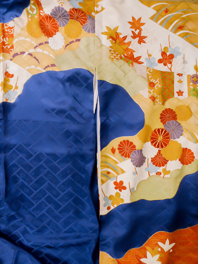 L0727Q 振袖 女性用着物 雲、七宝柄 シルク（正絹） 鮮やか 青, 菊
