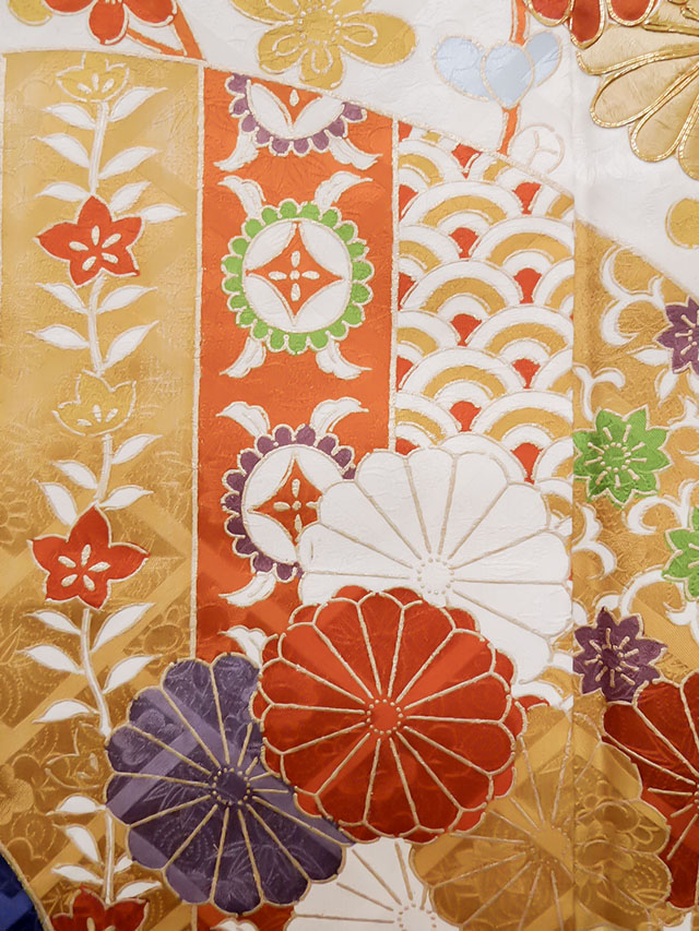 L0727Q 振袖 女性用着物 雲、七宝柄 シルク(正絹) 鮮やか 青, 菊 【中古】 【USED】 【リサイクル】 ★★★☆☆ L0727Q 振袖 女性用着物 雲、七宝柄 シルク(正絹) 鮮やか 青, 菊 【中古】 【USED】 【リサイクル】 ★★★☆☆